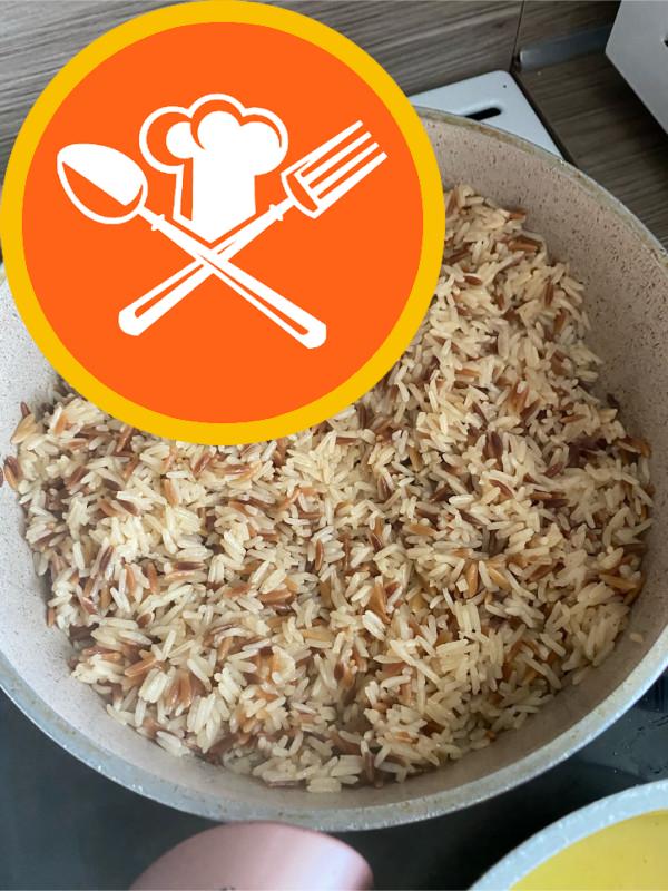 Γεύμα κοτόπουλου με ρύζι και πολλή Κορησός