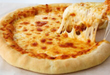 Συνταγή για πίτσα με φρέσκα βότανα και τυρί στο φούρνο